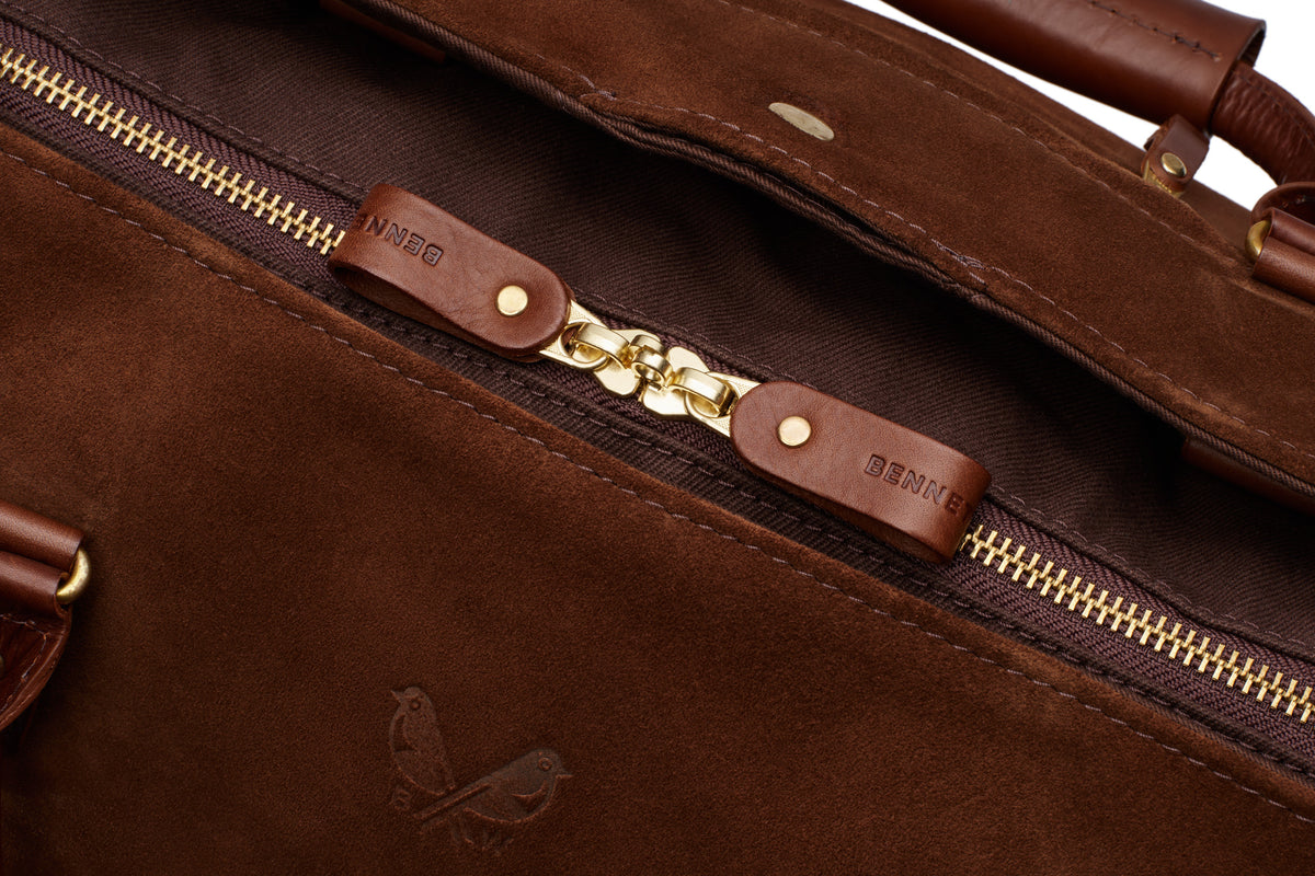 closures on suit carrier holdall bag