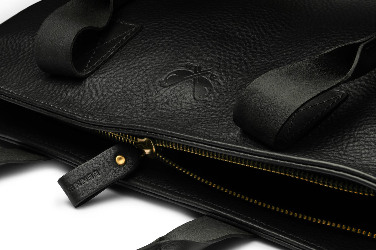 the black leather tote's zipper top 