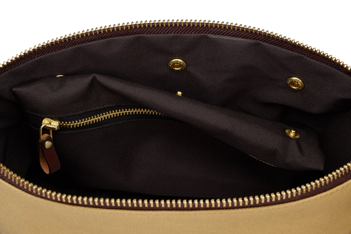 the removable wet compartment of the bennett winch dopp kit