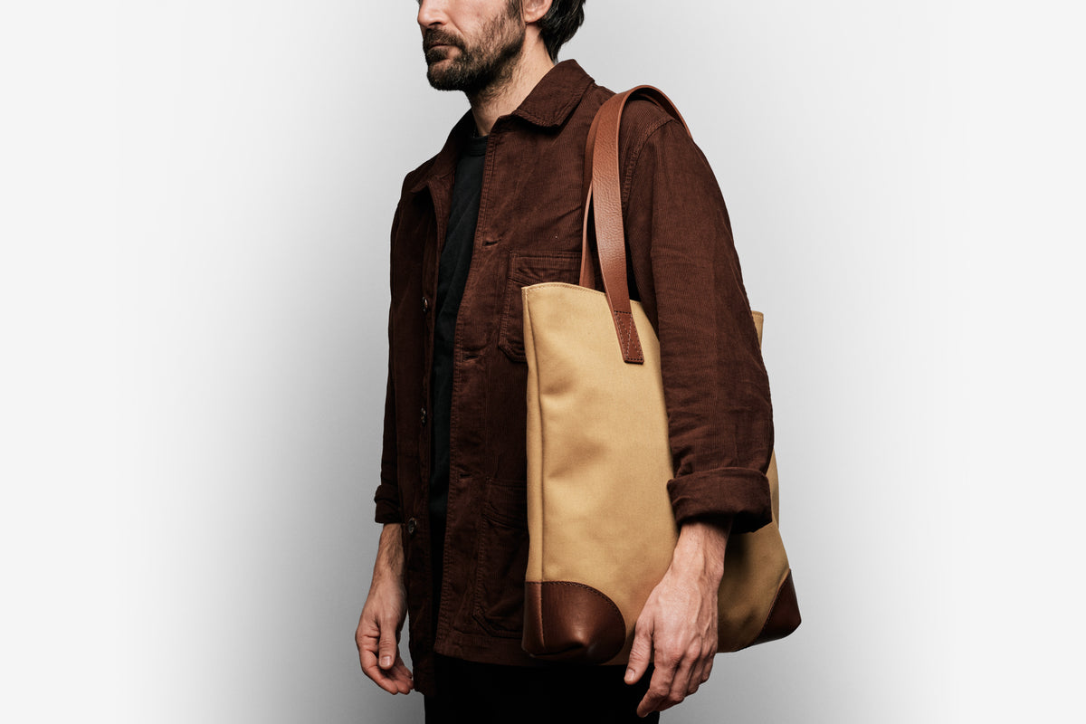 man wearing the bennett winch sand tote on his shoulder