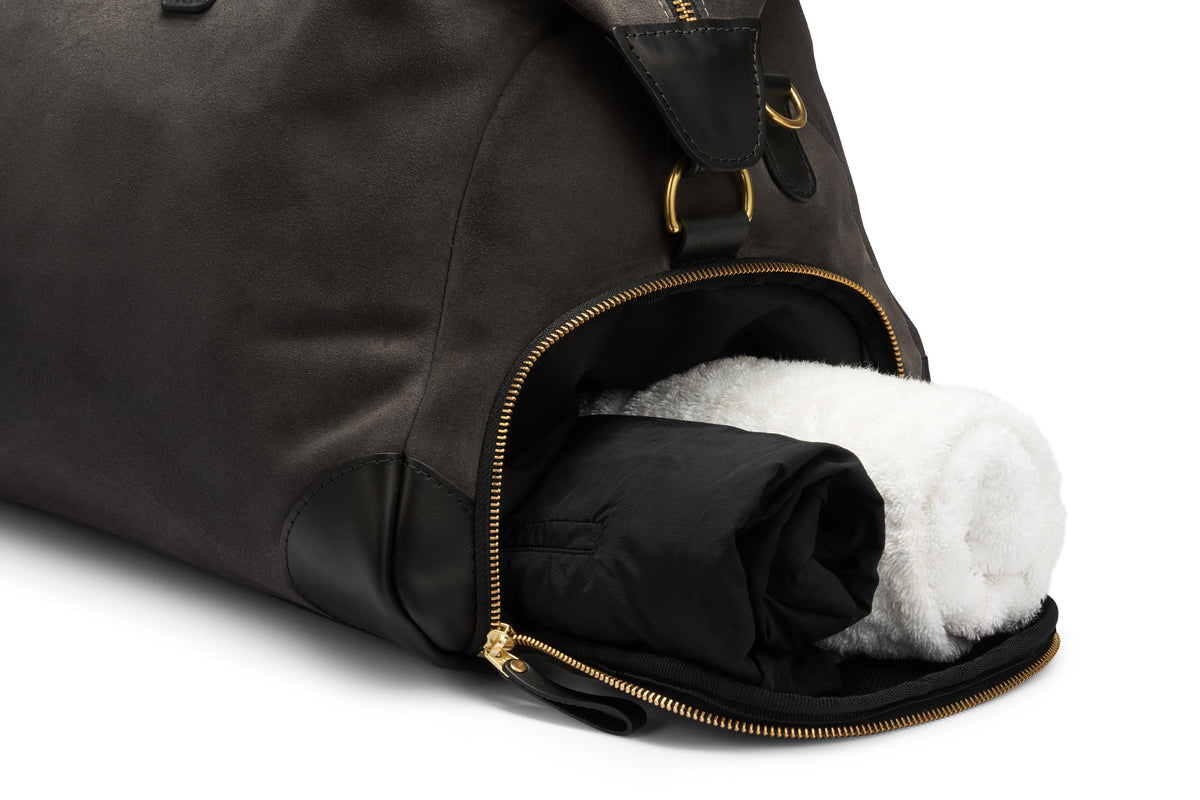 close up of separate shoe compartment in the weekender bag for men
