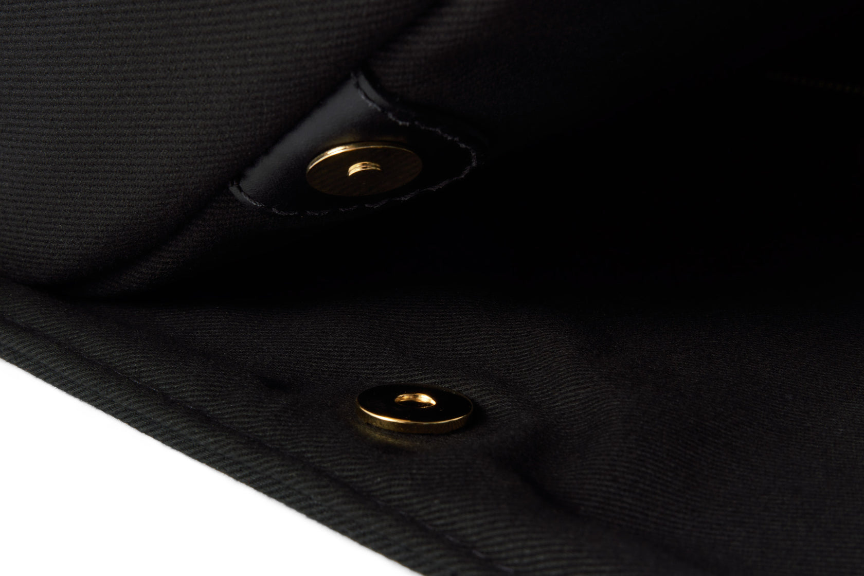 Magnetic closure connecting suit carrier to holdall bag