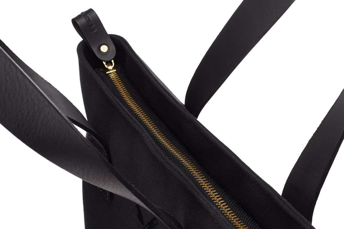 overhead view the tote's zipper top and closure